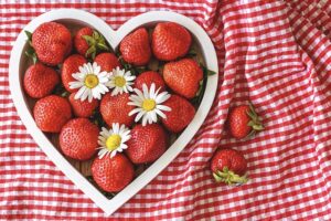 strawberries-heart-640